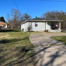 Building Photo - 811 E 10th St