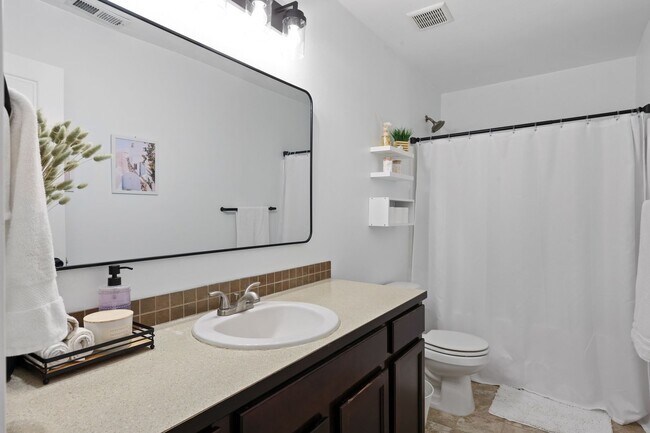 Building Photo - Well maintained 4 bedroom 2.5 bath home in...