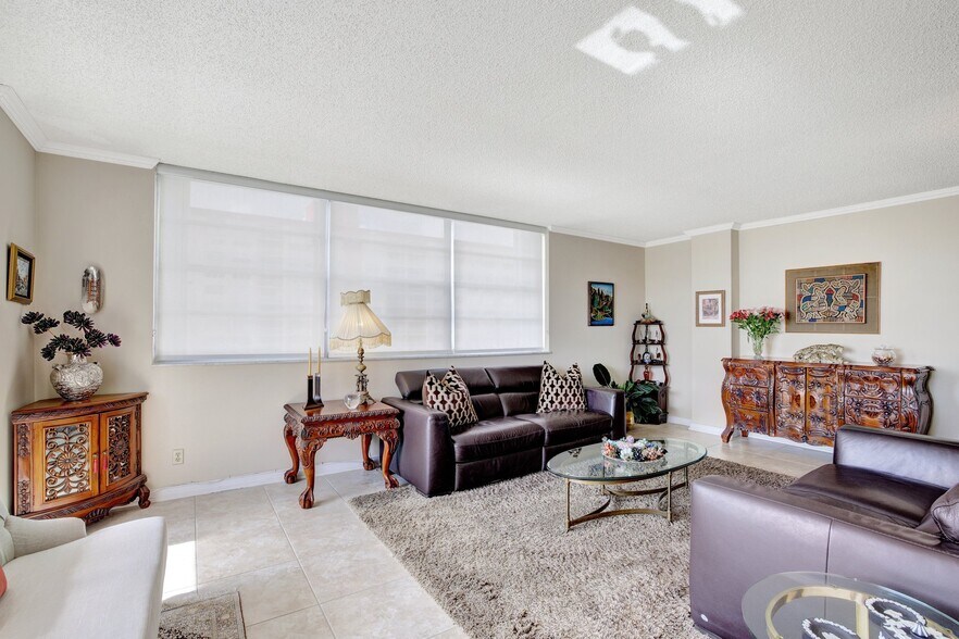 Building Photo - 3113 S Ocean Dr