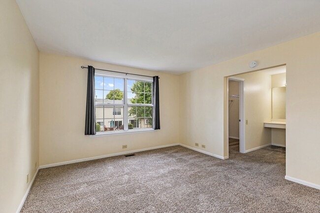 Building Photo - 1684 College Green Dr