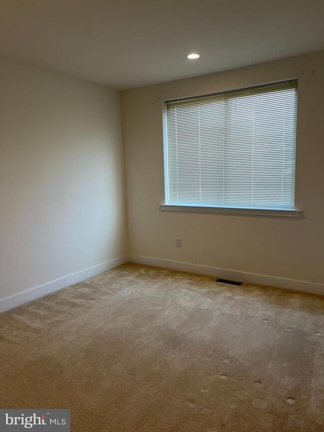 Building Photo - 805 Lakeview Ct