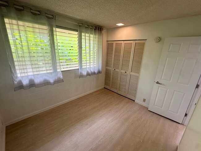 Building Photo - Single Level - 3 Bedroom, 2 Bath SINGLE FA...