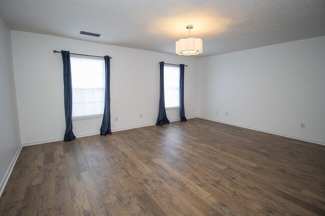 Building Photo - Beautiful 3BR/2.5BA Home with Fenced Yard, Granite Kitchen & Neighborhood Pool