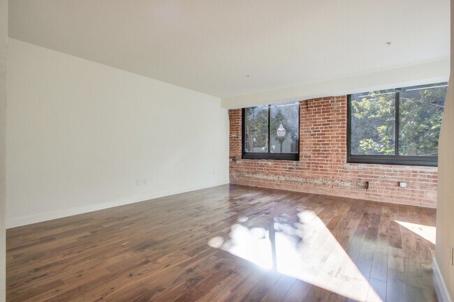 Building Photo - 3 Level Loft at Plant 51- 2 Bed/2 Bath - Exposed Brick