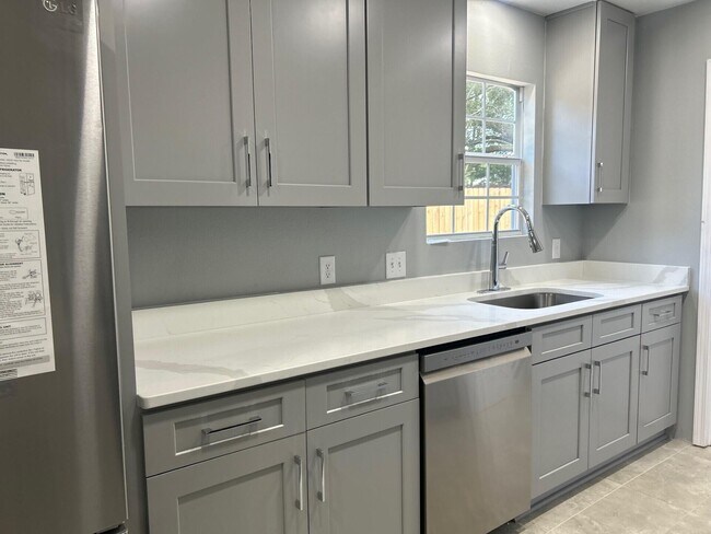 Building Photo - 7923 Oak Forest Dr