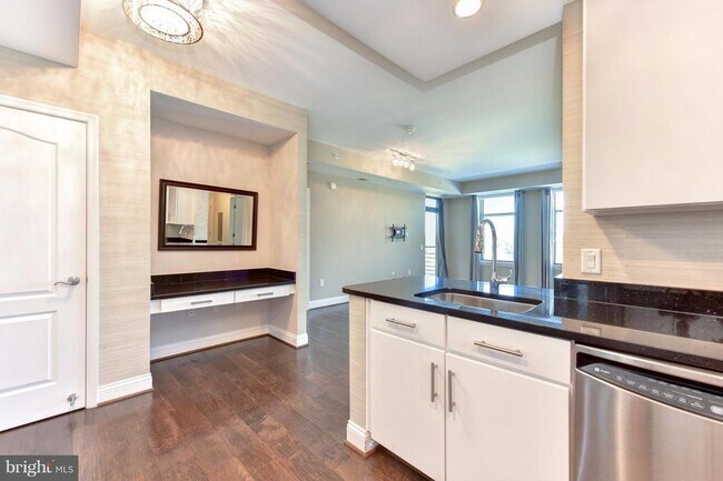 Building Photo - 525 N Fayette St