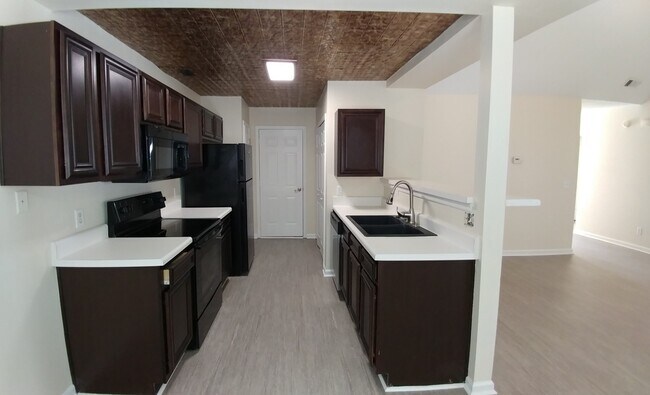 Building Photo - Available end of Julyl!! 4 Bedroom home in...