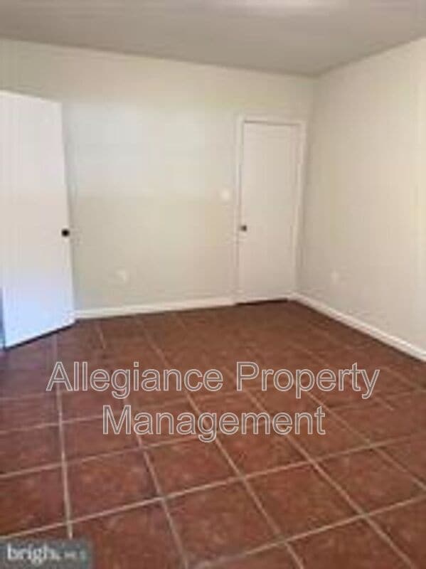 Building Photo - 1741 N Troy St