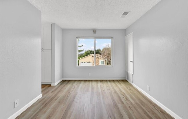 Building Photo - Gorgeous 2 Bed, 1 Bath Condo in Vallejo --...