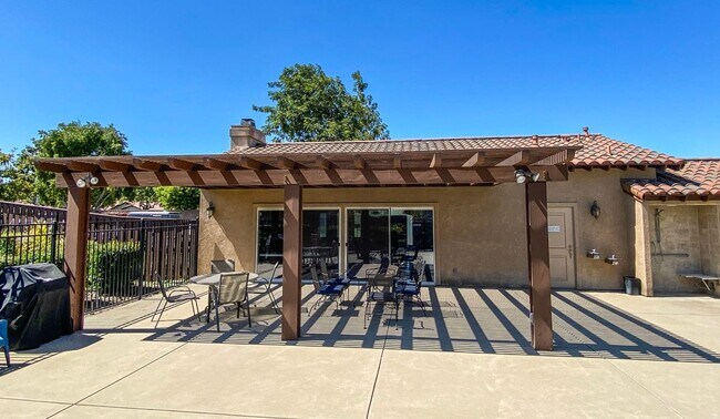 Building Photo - Foxenwood Garden Villa home 2 bedroom + a office