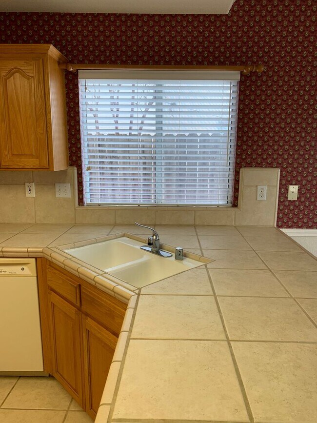 Building Photo - 3 Bedroom 2 Bath