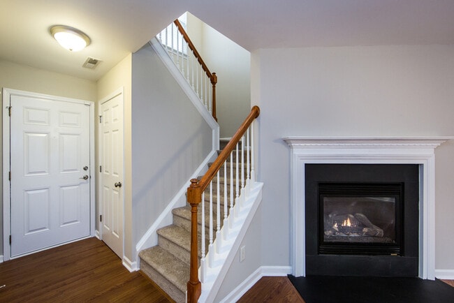 Building Photo - Great 3BD/2.5BA Home in Desirable Highland Creek!