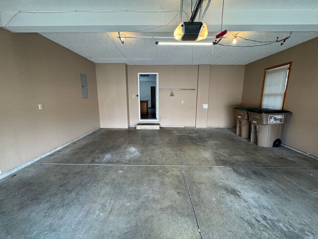 Building Photo - 2047 Parkside Dr