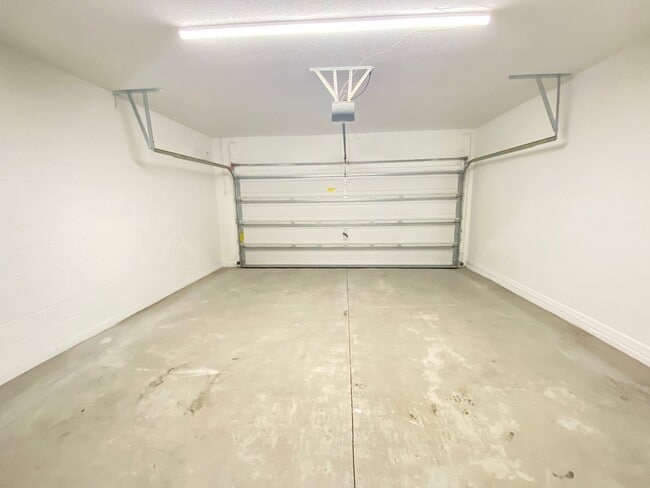 Building Photo - Gated Community!  Carter Glen Community 3/...