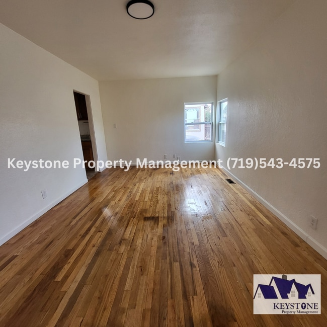 Building Photo - Pet Friendly North Side Home 2 Bedroom/1 Bathroom/1 Car Garage $1350/$1350