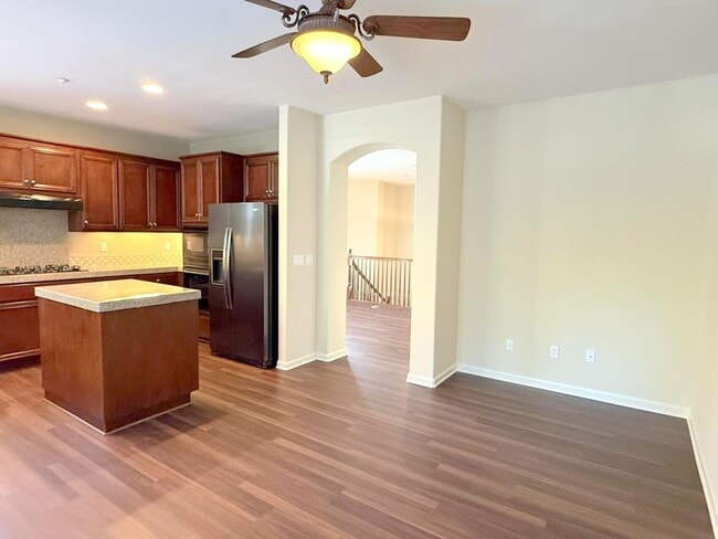 Building Photo - Modern End Unit Townhouse In Great Dublin ...