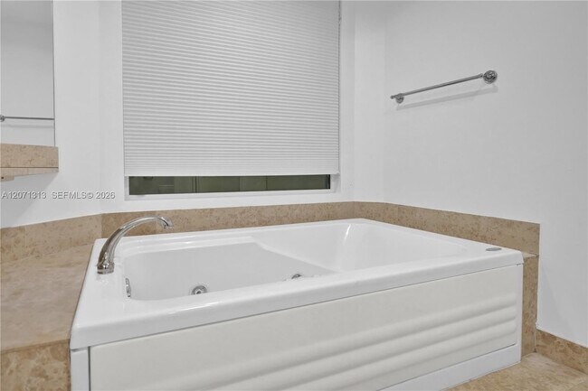 Building Photo - 4775 Collins Ave