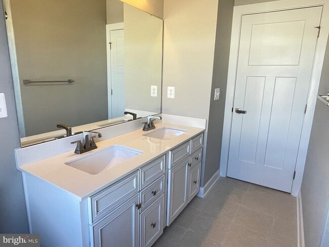 Building Photo - 42589 Burbank Terrace