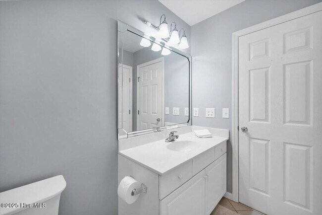 Building Photo - 11 Cardinal Dr