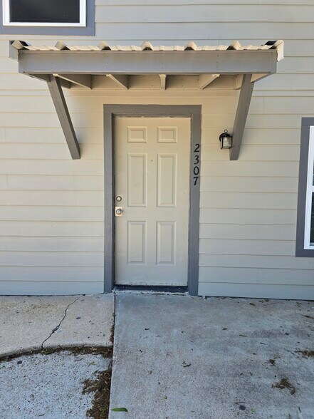 Building Photo - 2307 Elm Ave