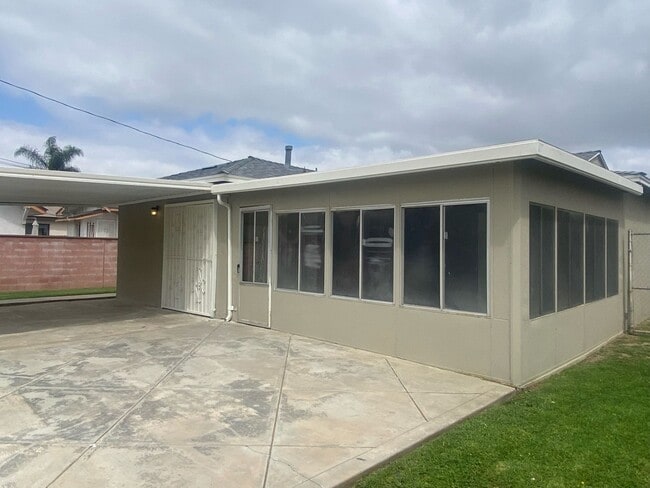 Building Photo - COME SEE this SAT! May 10th / Charming 3 B...