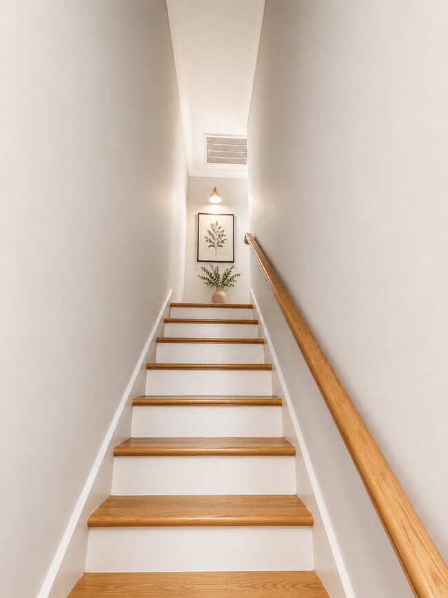 Building Photo - Downtown Town House - Steps to the Battery, Colonial Lake and King Street!