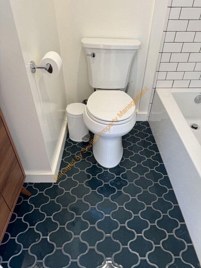 Building Photo - CHARMING 2 BEDROOM /1 BATHROOM HOME W/LOTS...
