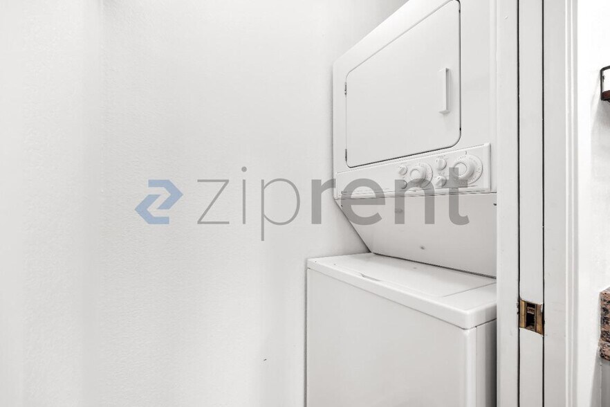 Building Photo - Unit 117