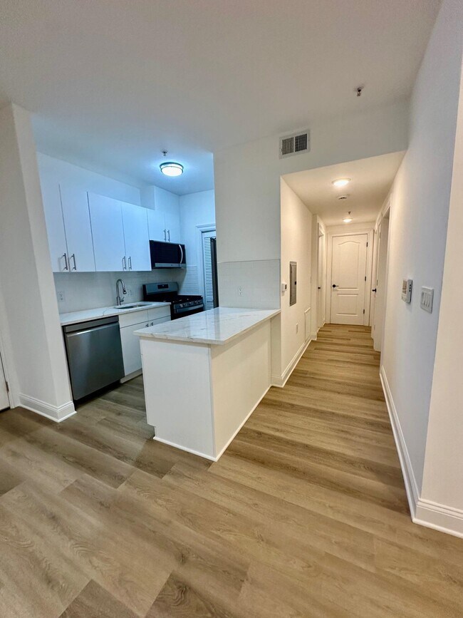 Building Photo - 5 Monitor St