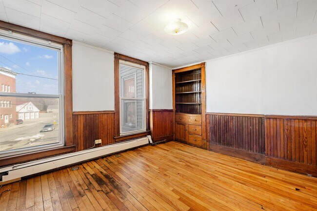 Building Photo - 4 Elm St