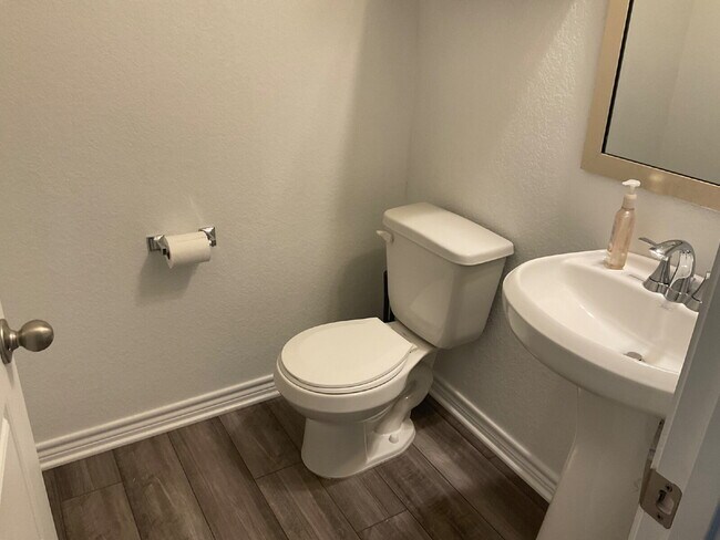 Building Photo - New beautiful 3/2.5 home with Office