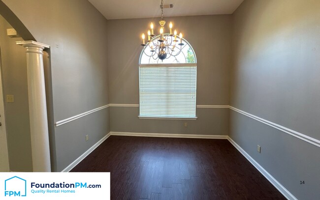 Building Photo - 400 Amundsen Cove