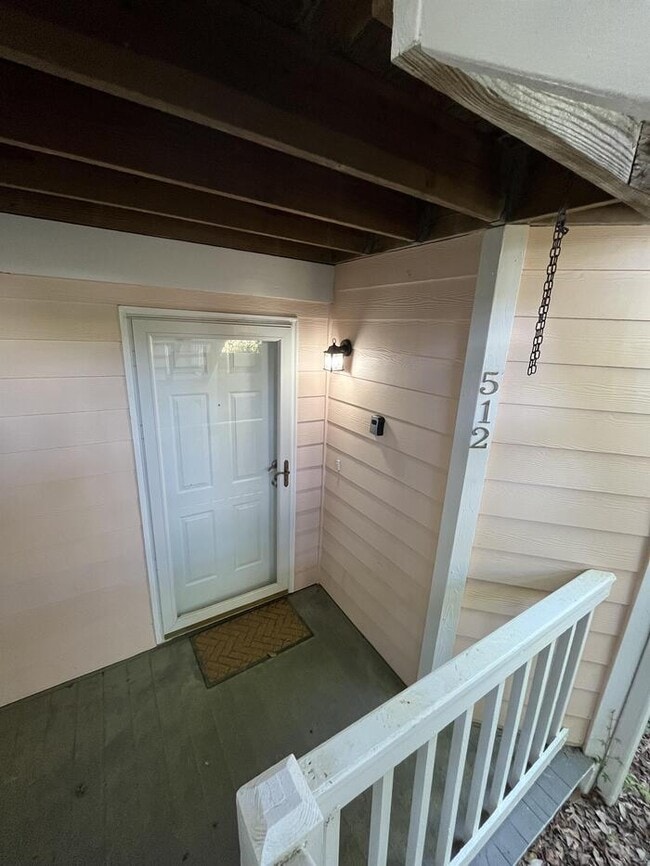 Building Photo - Renovated 1 bed 1 bath condo in gated comm...