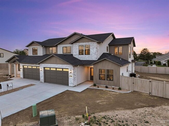 Building Photo - 547 Cyn Fls Dr