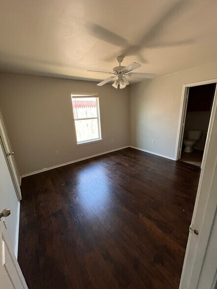 Building Photo - 309 N Chicago Ave