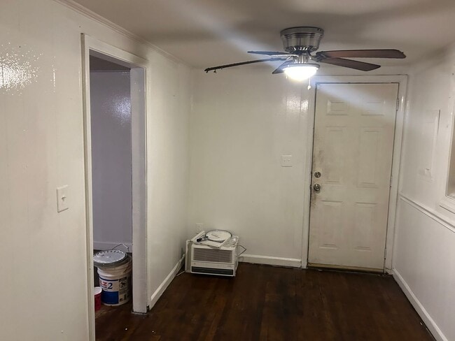 Building Photo - 2 Bed, 1 Bath Home