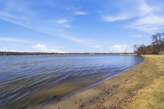 Building Photo - 4611 W Shore Dr