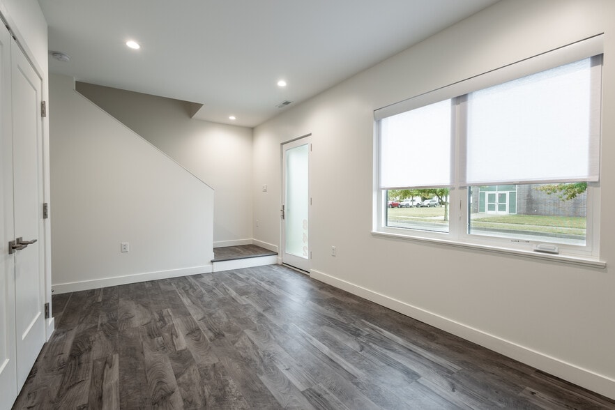 Building Photo - 814 7th St