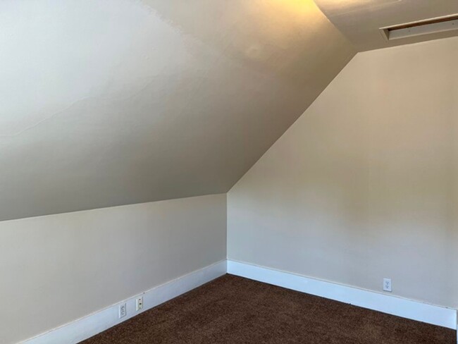 Building Photo - 4Bd/2Ba Two Story House-Available soon