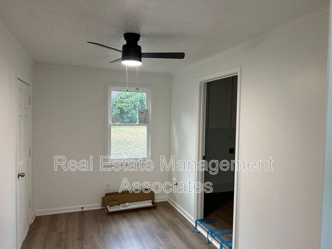 Building Photo - 216 Hillandale Dr