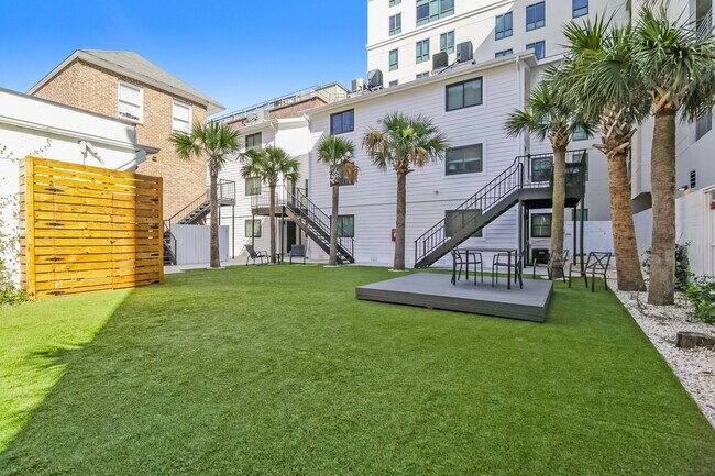 Building Photo - 2 bed/1 bath on King St. Live in the Heart...