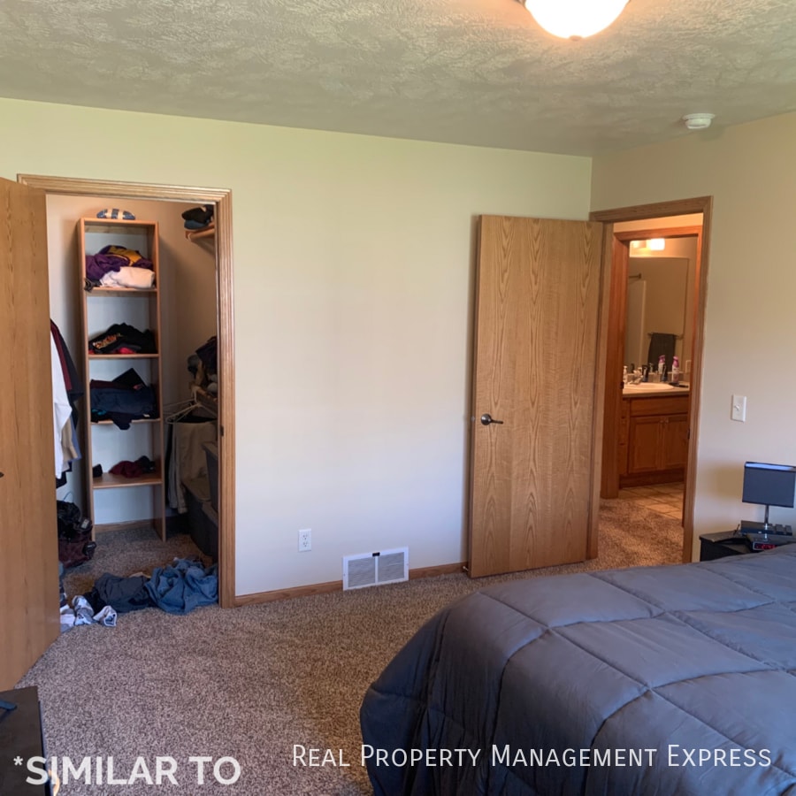 Building Photo - Spacious 3-bedroom, 1-bathroom apartment