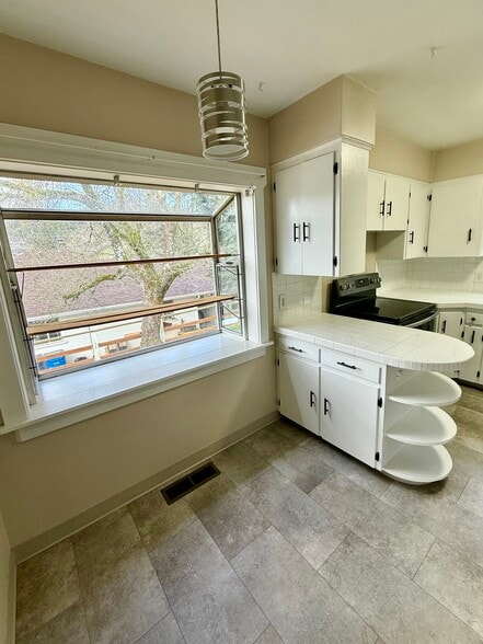 Garden window - 701 NE 22nd Ave