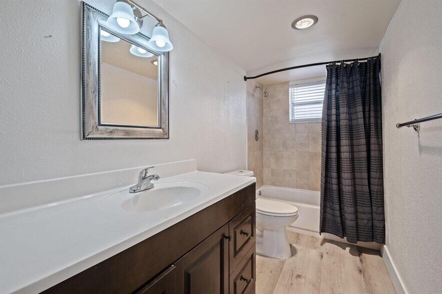 Building Photo - 403 NW 68th Ave