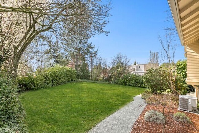 Building Photo - Sunny Air Conditioned Mercer Island Charmer!