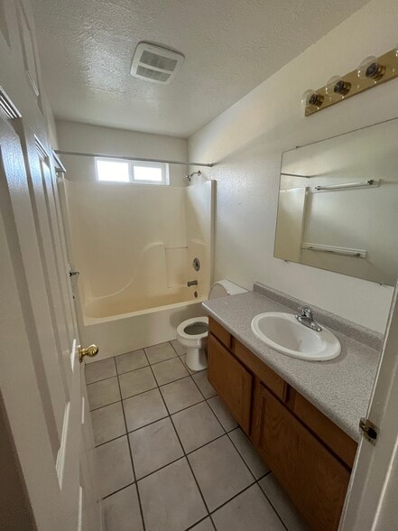 Building Photo - 261 E 170 N