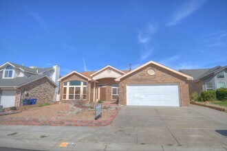 Building Photo - Great NW Three Bedroom , Two Bathroom, 2 C...