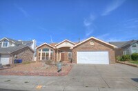 Building Photo - Great NW Three Bedroom , Two Bathroom, 2 C...