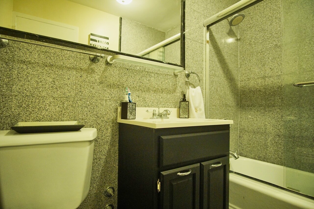 Building Photo - 6301 N Sheridan Rd