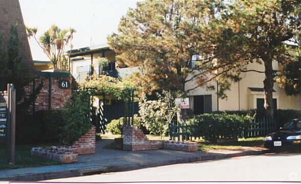Building Photo - Camelot Apartments